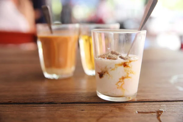 Τοπικό πρωί Ταϊλανδικά τρόφιμα, μαλακό βραστά αυγά και το τσάι — Φωτογραφία Αρχείου