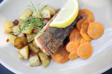 Limon ve havuç pişmiş somon