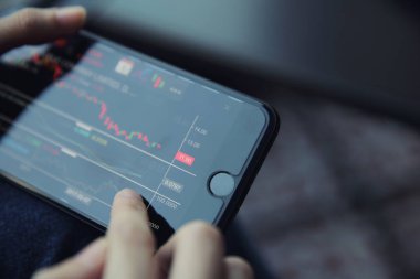 Akıllı iş kadın el ile online ticaret