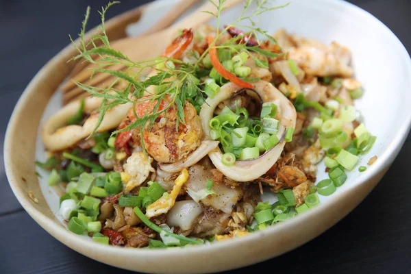 Comida tailandesa local Fideos fritos con mariscos — Foto de Stock