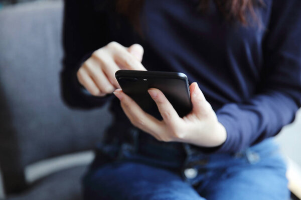 Азиатка с руками печатает текстовые сообщения
 