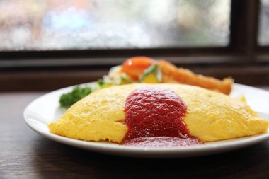 Kızarmış pirinç ve karides tempura Japon yemekleri ile omlet