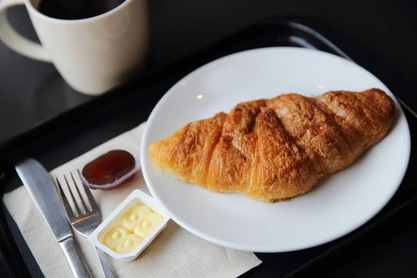 Croissant und Kaffee im Café — Stockfoto