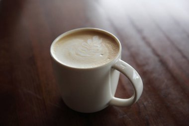 kapuçino ahşap arka plan üzerinde kahve