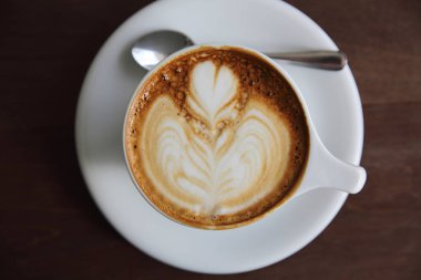 kapuçino ahşap arka plan üzerinde kahve