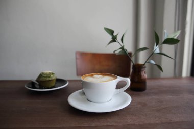 kapuçino ahşap arka plan üzerinde kahve