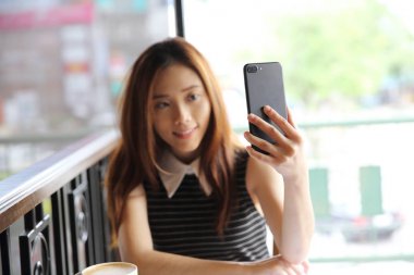 Asyalı genç kadın selfie