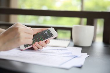 Akıllı iş kadın el ile online ticaret