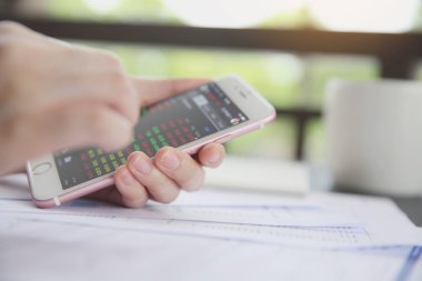 Akıllı iş kadın el ile online ticaret