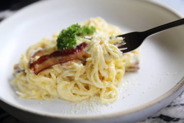 Spagetti beyaz sos sosis ve peynir ile