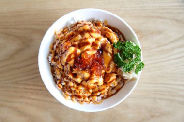 Somon suşi pirinç don baharatlı sos ile