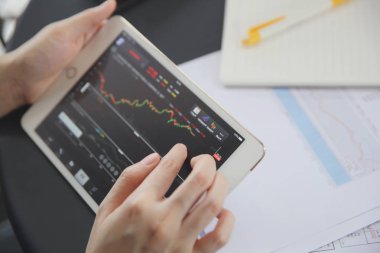 Kadın tablet iş kağıt ve coff el online ticaret