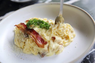 Spagetti beyaz sos sosis ve peynir ile