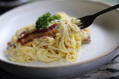 Spagetti beyaz sos sosis ve peynir ile