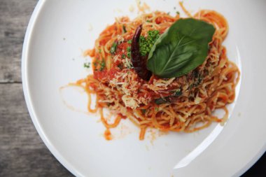 Spagetti domates sosu ve ahşap, İtalyan pa üzerinde taze fesleğen ile