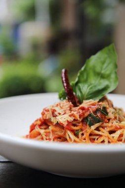 Spagetti domates sosu ve ahşap, İtalyan pa üzerinde taze fesleğen ile