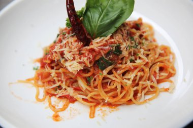 Spagetti domates sosu ve ahşap, İtalyan pa üzerinde taze fesleğen ile