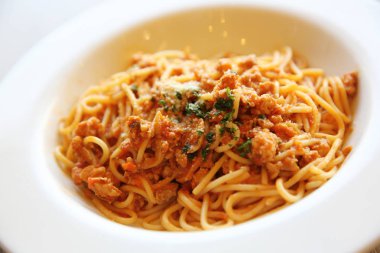 Spagetti bolognese et sosu ahşap üzerine