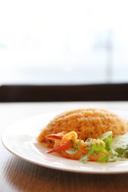 ahşap üzerine karidesli kızarmış pilav