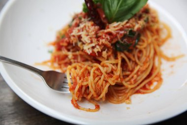 Spagetti domates sosu ve ahşap, İtalyan pa üzerinde taze fesleğen ile