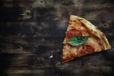 ahşap zemin üzerine biberli pizza