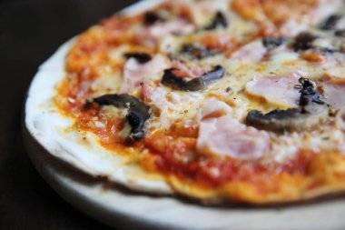 Pizza jambon ve mantar ahşap üzerine 