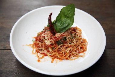 Spagetti domates sosu ve ahşap, İtalyan pa üzerinde taze fesleğen ile