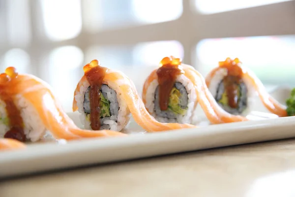 Comida japonesa Rollo de salmón sobre fondo de madera —  Fotos de Stock