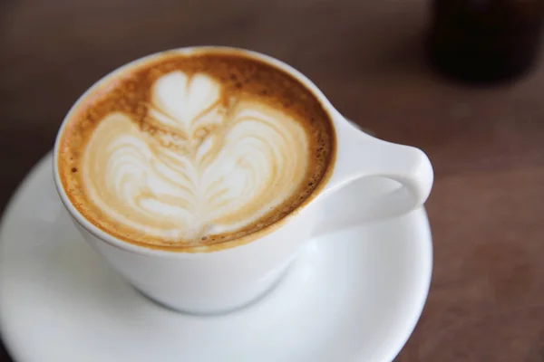 Cappuccino kaffe på trä bakgrund — Stockfoto
