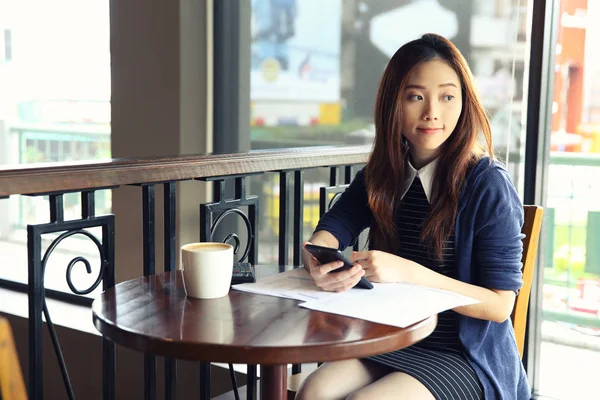Young business woman with smartphone and coffee — Stock Photo, Image