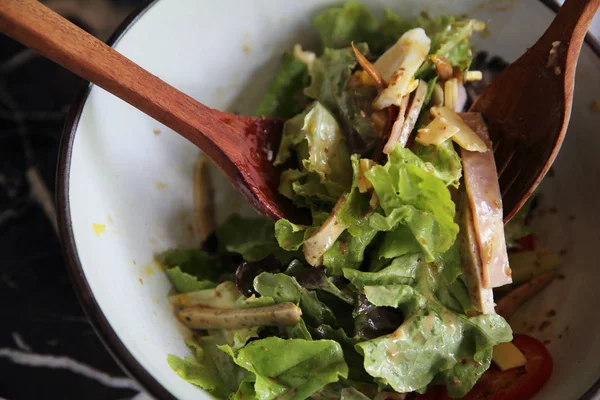 Salade de césar au jambon et œufs — Photo