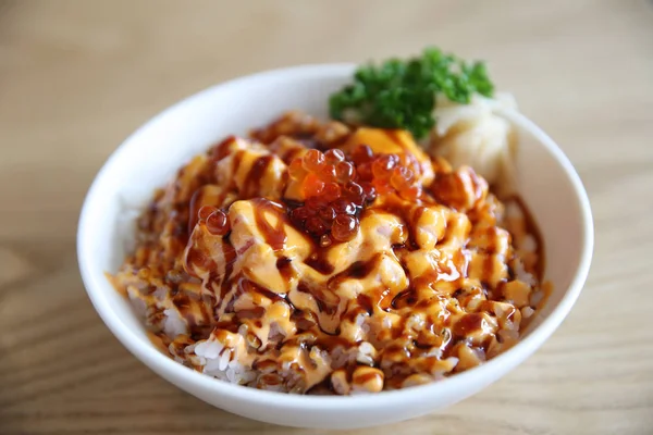 Salmão sushi arroz don com molho picante — Fotografia de Stock