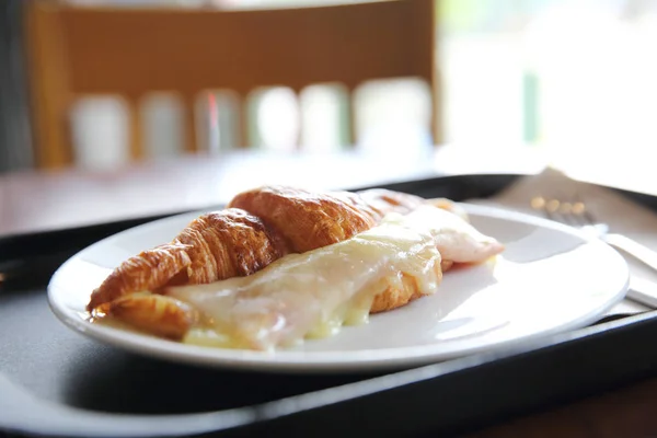 Croissant-Schinken-Käse auf Holz — Stockfoto