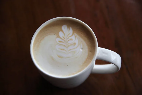 Cappuccino koffie op houten achtergrond — Stockfoto