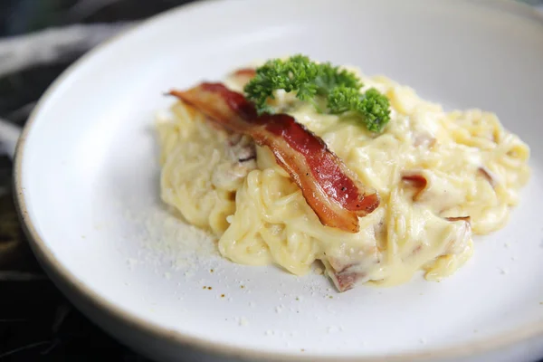 Molho branco de espaguete com bacon e queijo — Fotografia de Stock