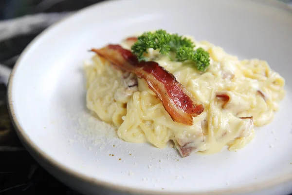 Spaghetti mit Speck und Käse — Stockfoto