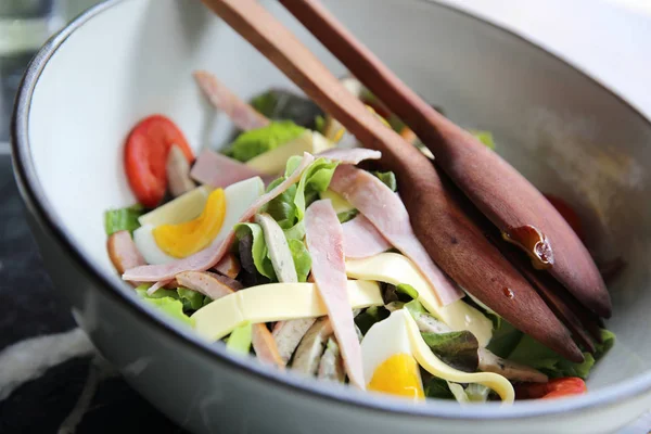 Insalata di Cesare con prosciutto e uova — Foto Stock