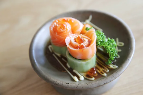 Somon sashimi cu castravete pe lemn — Fotografie, imagine de stoc