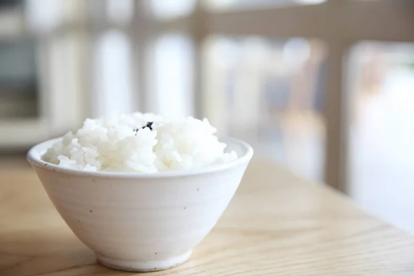 Arroz sobre fundo de madeira — Fotografia de Stock