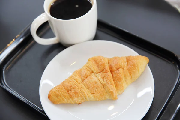 Croissant mit Kaffee — Stockfoto