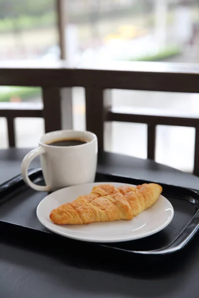 Croissant mit Kaffee — Stockfoto