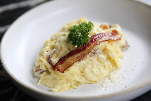 Spaghetti white sauce with bacon and cheese — Stock Photo, Image