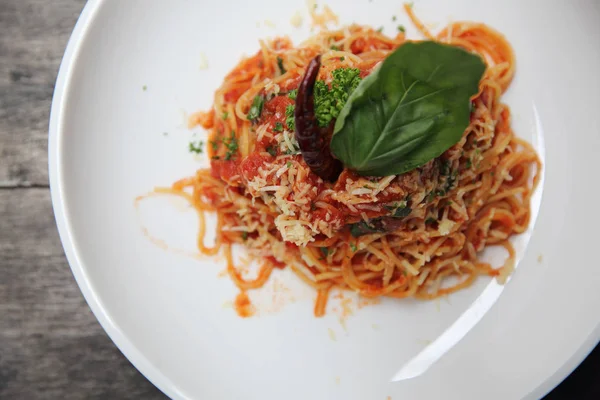 Espaguetis con salsa de tomate y albahaca fresca sobre madera, italiano pa —  Fotos de Stock