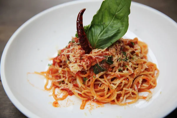 Espaguetis con salsa de tomate y albahaca fresca sobre madera, italiano pa —  Fotos de Stock