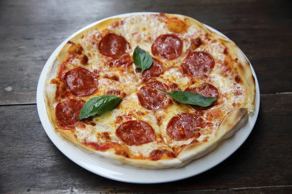 ahşap üzerine biberli pizza 