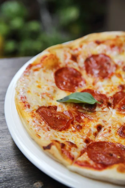 Peperoni pizza on wood background — Stock Photo, Image