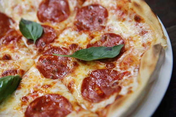 Pizza peperoni em madeira — Fotografia de Stock