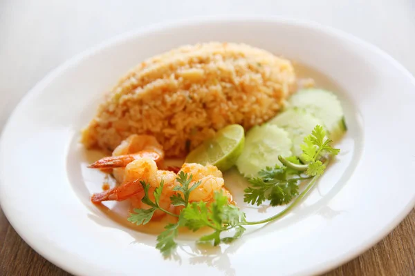 Arroz frito com camarão em madeira — Fotografia de Stock