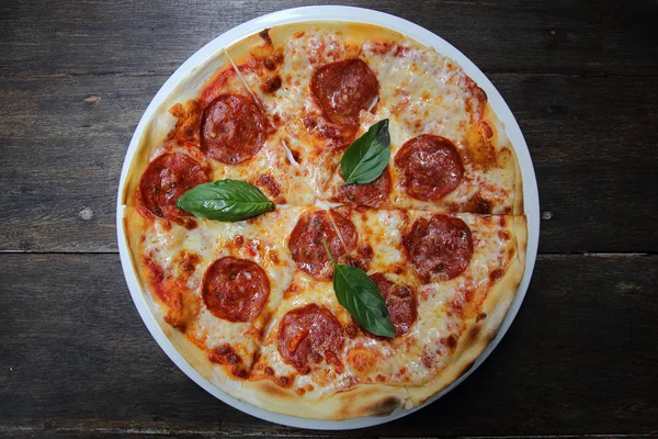 Peperoni pizza op hout — Stockfoto