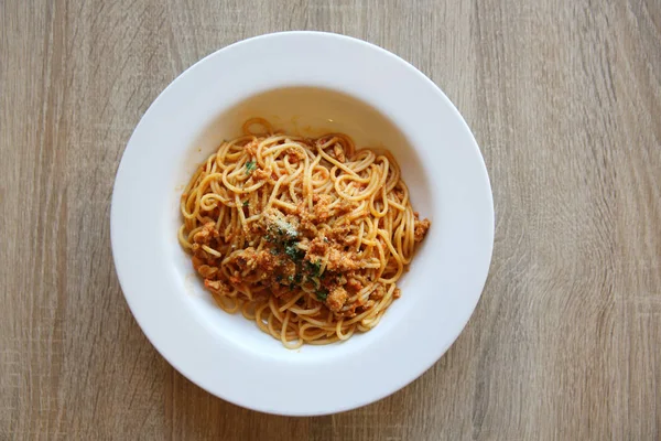 Salsa de carne de boloñesa de espaguetis sobre madera —  Fotos de Stock